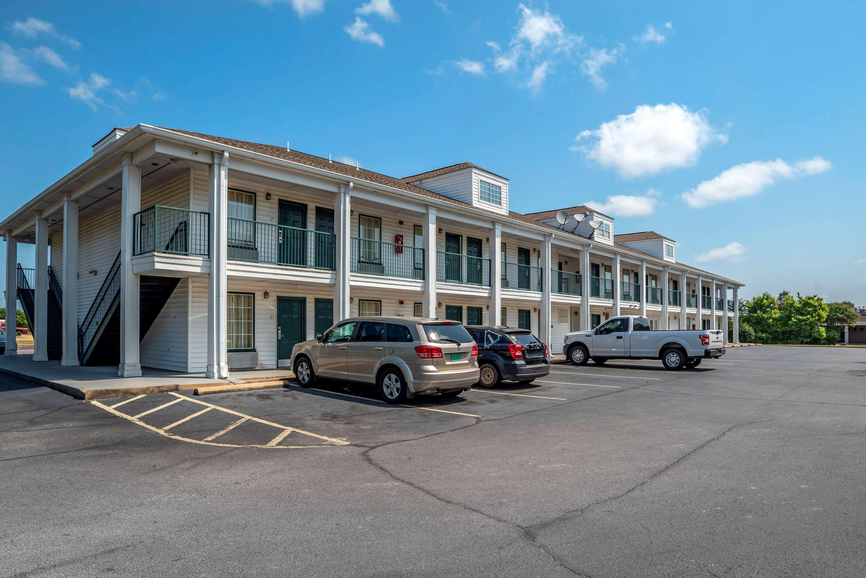 טופלו Econo Lodge מראה חיצוני תמונה