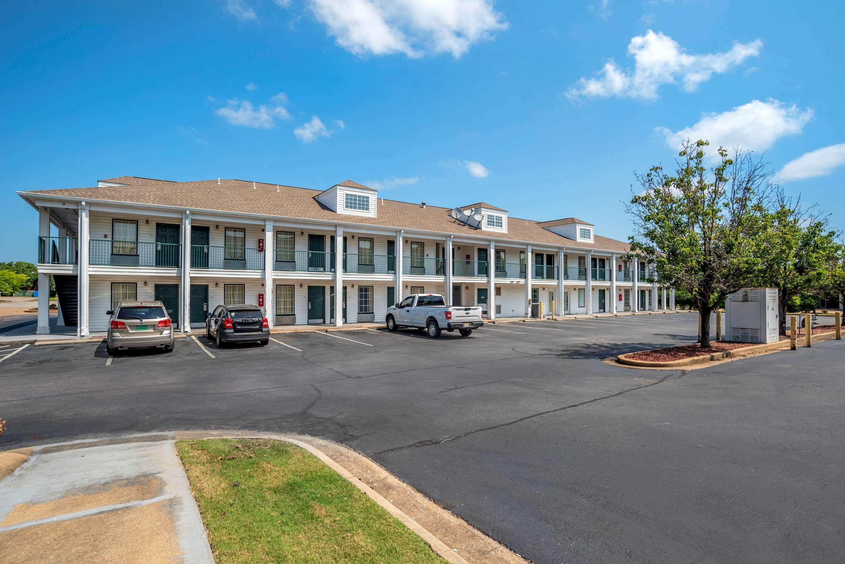 טופלו Econo Lodge מראה חיצוני תמונה