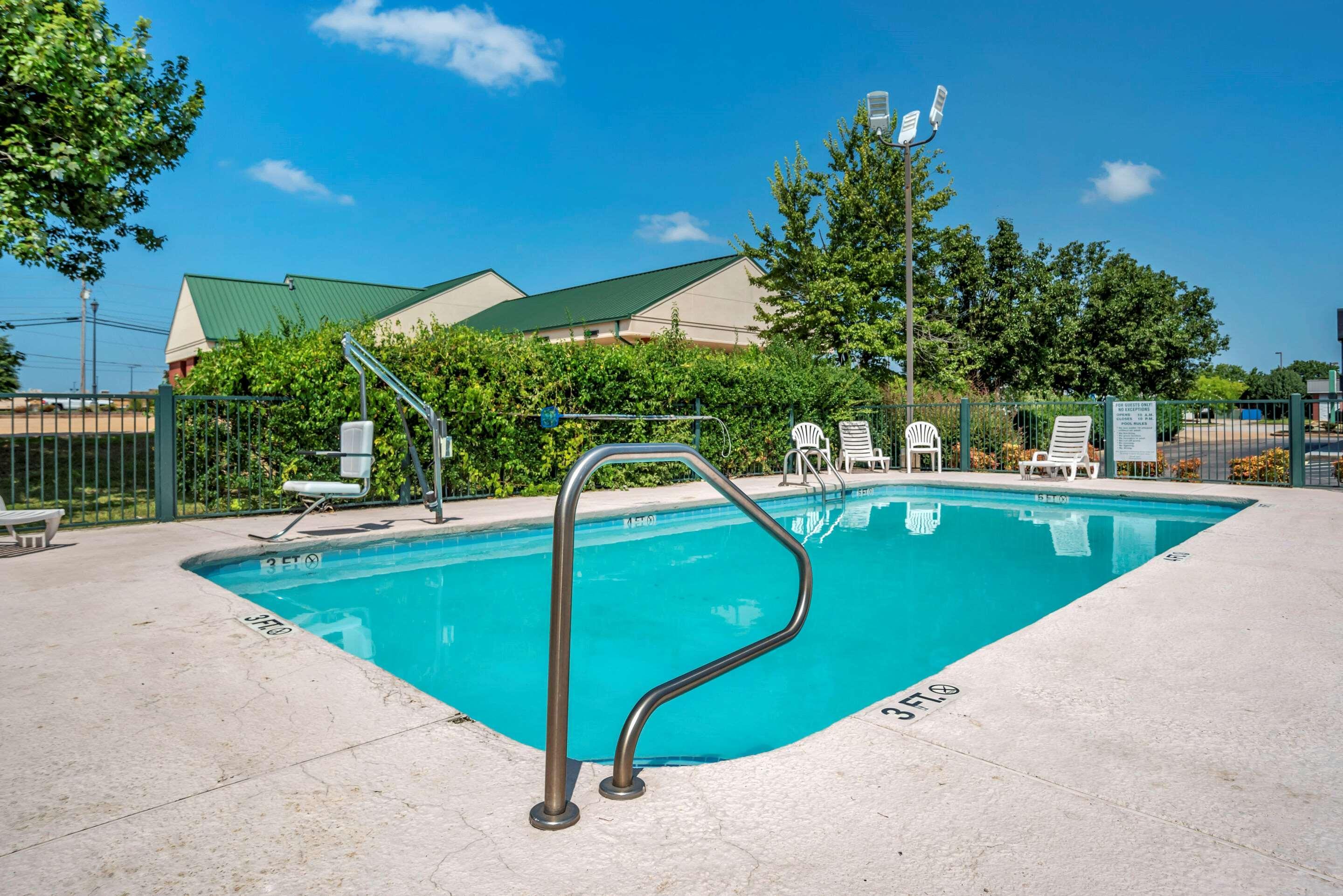 טופלו Econo Lodge מראה חיצוני תמונה